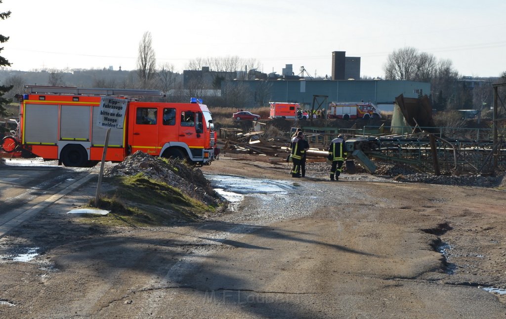 LKW umgestuerzt Kieswerk Harry Kloepferstr Im Feldrain P11.JPG